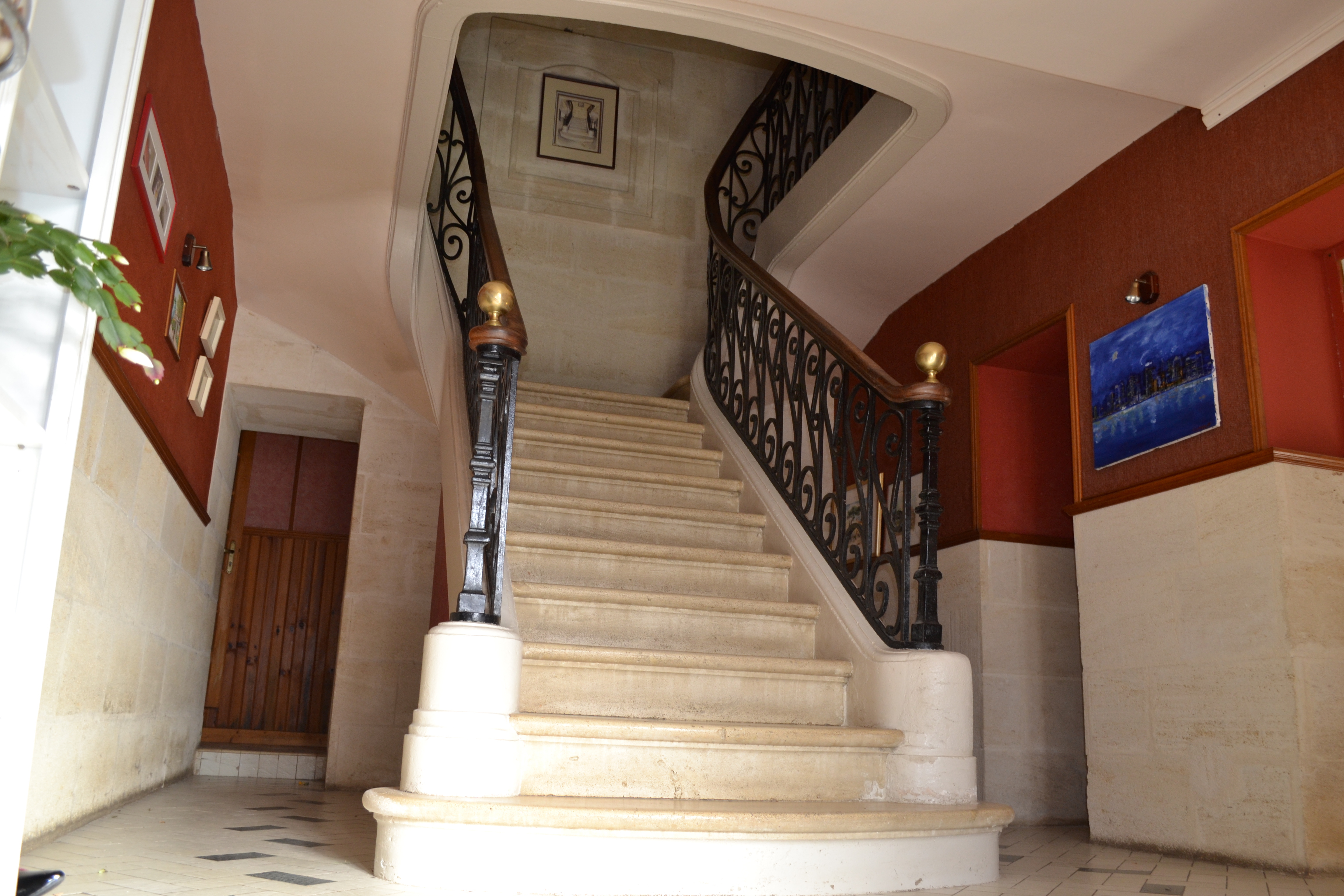 Escalier historique en calcaire de marbre du Domaine Capiet